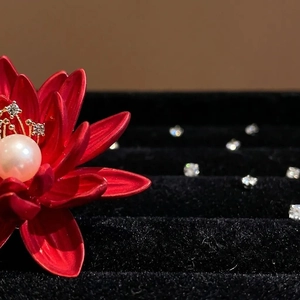 Exquisite rote Lotosblumen-Brosche mit weißer Perle und Diamanten auf schwarzem Samt