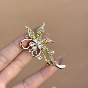Broche fleur dorée luxueuse avec cristaux scintillants et zircons micro-sertis élégants