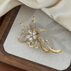 Vue détaillée d'une broche fleur de luxe avec cristaux, micro-zircons et finition dorée