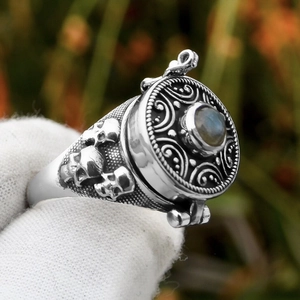 Anello del Veleno Retrò in Argento Antico con Teschio per Uomo Punk Gotico con Tappo a Foglietto in Lega e Strass Gioielli