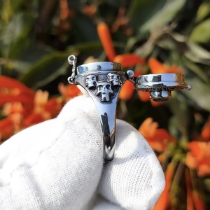 Dettaglio dell'anello teschio vintage apribile con speciale meccanismo a cerniera