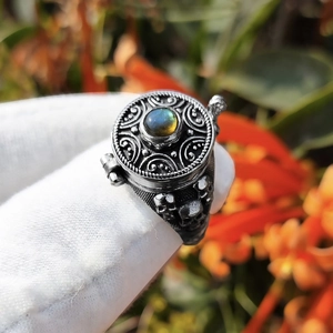 Anello veleno vintage in argento con teschio, labradorite e incisioni fini