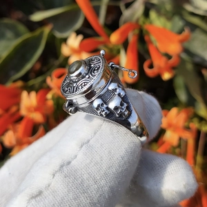 Anello veleno punk vintage con coperchio apribile e pietra rotonda a mano