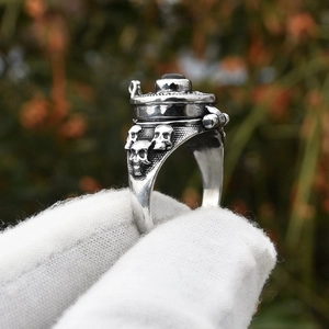 Dettaglio dell'anello punk gotico con coperchio a teschio e finitura argento ossidato