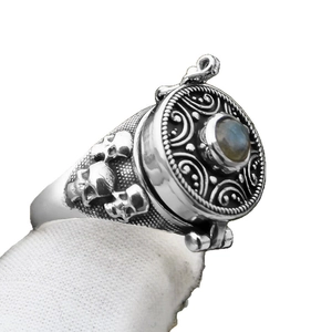 Anello punk retrò con coperchio a ribalta, rilievo a teschio e gemma centrale