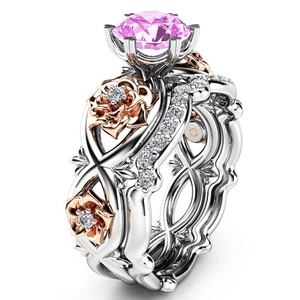 Detailopname van een bloemige ringenset met een roze edelsteen en verfijnde pavé-diamanten