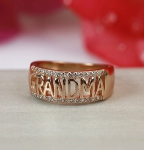 Vue macro de la bague GRANDMA en or rose avec zircons scintillants pour la fête des mères