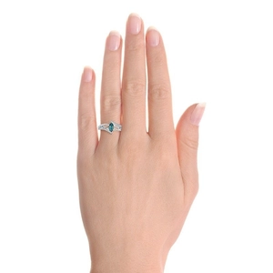 Bague avec topaze bleue marquise et anneau croisé en argent sur le doigt