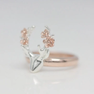 Anello testa di cervo bicolore con fiori oro rosa e corna d'argento per Natale