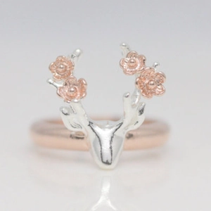 Anello bicolore a testa di cervo con corna floreali oro rosa e finitura argento