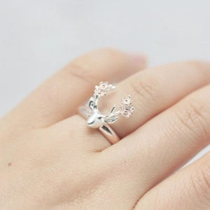 Anello aperto testa di cervo in argento S925 con accenti oro rosa indossato dal modello