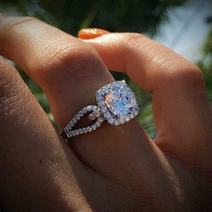 Bague halo de luxe avec grand cristal rond et pavé de zircons sur monture divisée