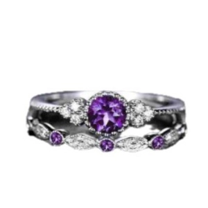 Elegante tweedelige ringenset met ronde paarse edelsteen en glinsterende witte zirkoonaccenten