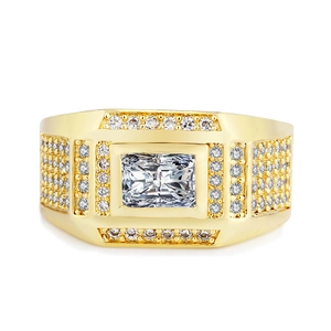 Bague de luxe dorée pour homme avec un grand diamant rectangulaire et pavage de petits cristaux