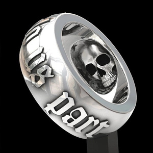 Anillo calavera punk plateado con texto en relieve y calavera gótica en fondo negro