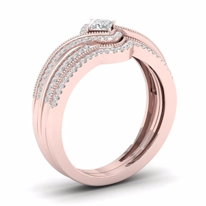 Dettaglio macro dell'anello in oro rosa con diamante princess e fascia pavé ondulata