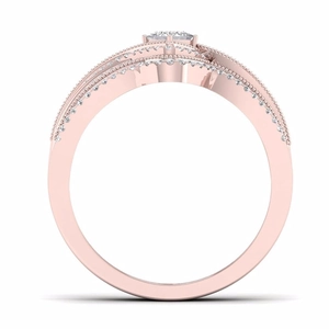 Dettaglio dell'anello multistrato in oro rosa con pavé di zirconi e pietra centrale tonda