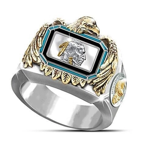 Primer plano del anillo vintage bicolor con relieve de jefe indio y águila