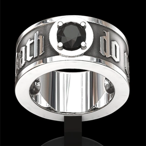 Detalle de anillo gótico con gema negra y grabado de Till Death Do Us Part