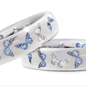 Bagues papillon élégantes serties de zircons bleus et blancs sur un anneau épuré