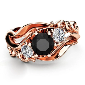 Elegante roségouden ring met een grote zwarte onyxsteen en glanzende kristalaccenten