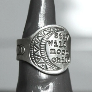 Anello con sigillo d'argento con luna crescente incisa e scritta Stay Wild Moon Child