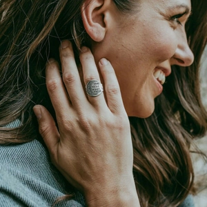 Anello vintage in argento con incisione luna e citazione Stay Wild Moon Child da donna