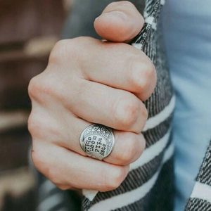 Anello con sigillo d'argento con luna crescente e incisione stay wild moon child
