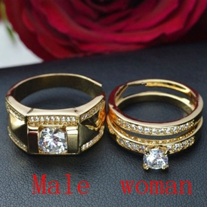 Détails de bagues de couple dorées ajustables avec zircons cubiques sur cuir noir élégant