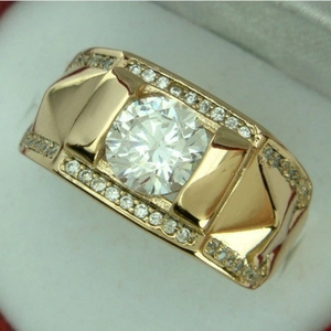 Macro d'une bague large dorée avec pierre centrale ronde et pavage de diamants