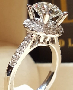 Eleganter Halo-Diamantring mit rundem Hauptstein und Pavé-Fassung für Damen