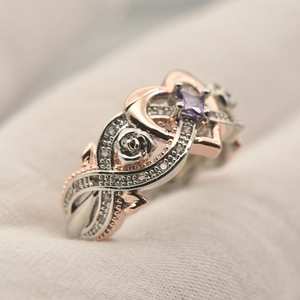 Anillo vintage rosa y corazón en oro rosa y plata con una piedra de circón púrpura cuadrada