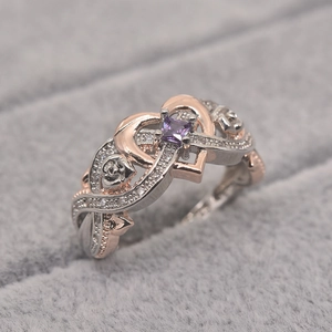 Detalle macro de anillo bicolor con piedra cuadrada violeta y adornos de rosa en oro rosa