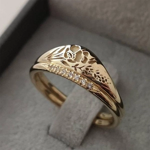 Bague ajourée plaquée or 18 carats avec motifs floraux et zircons blancs sur coffret
