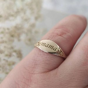 Anillo de sello dorado mama con motivos florales grabados para el día de la madre