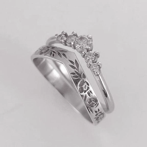 Set di anelli in argento a forma di V con incisioni floreali e cinque diamanti lucidi