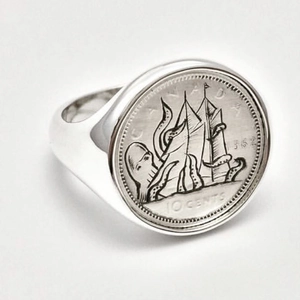 Silberner Ring mit Segelschiff und Oktopus im kanadischen Münzdesign und Gravur von 1962