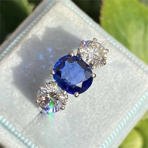 Elegante anello in argento con zaffiro blu ovale e diamanti laterali in scatola blu