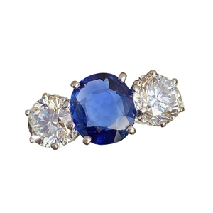 Elegante anello in lega argento con zaffiro blu ovale e diamanti tondi laterali