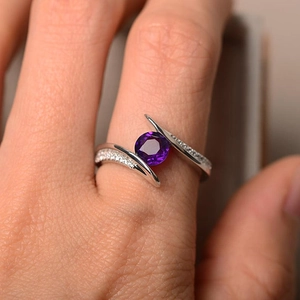 Elegante anello in argento con ametista viola tonda e micro-pavé di zirconi