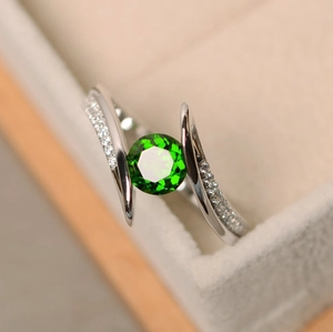 Elegante anello in argento con grande pietra preziosa verde rotonda e pavé di zirconi