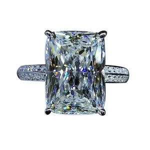 Anello di lusso con diamante taglio rettangolare e pavé su fascia in argento