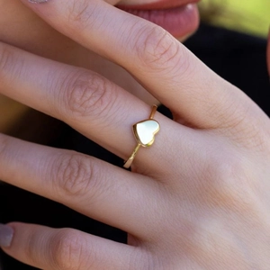 Anillo minimalista de corazón dorado en aleación para mujer con acabado pulido