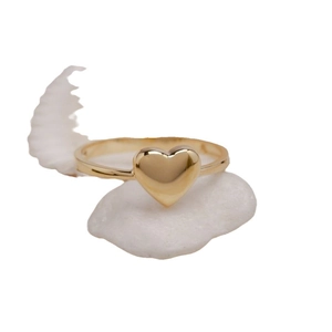 Anillo de corazón dorado minimalista en piedra blanca, diseño elegante y joyería pulida