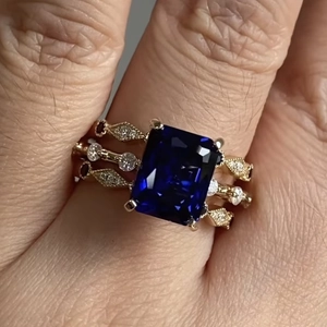 Vintage gouden ringen set met grote smaragd geslepen blauwe saffier en robijn accenten