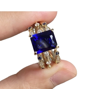 Luxe gouden ringenset voor dames met een grote blauwe edelsteen en zijdelingse diamanten
