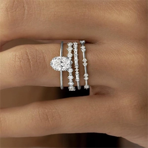 Luxuriöses 4-teiliges Brautring-Set mit oval geschnittenem Zirkonia und Diamant-Stapelringen