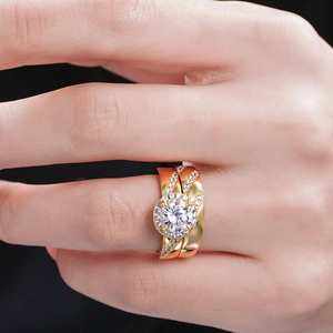 Gros plan de bagues de mariage en or rose avec halo micro-pavé et anneau croisé