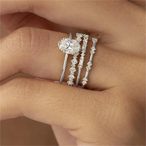 Luxuriöses 4er-Ring-Set für Hochzeiten mit ovalem Zirkonia und versilberten Akzenten
