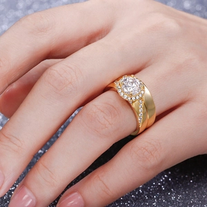 Gros plan détaillé d'une bague de luxe en or avec zircon rond et sertissage micro-pavé